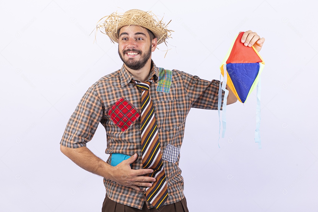 Homem jovem com fantasia para comemorar festa junina