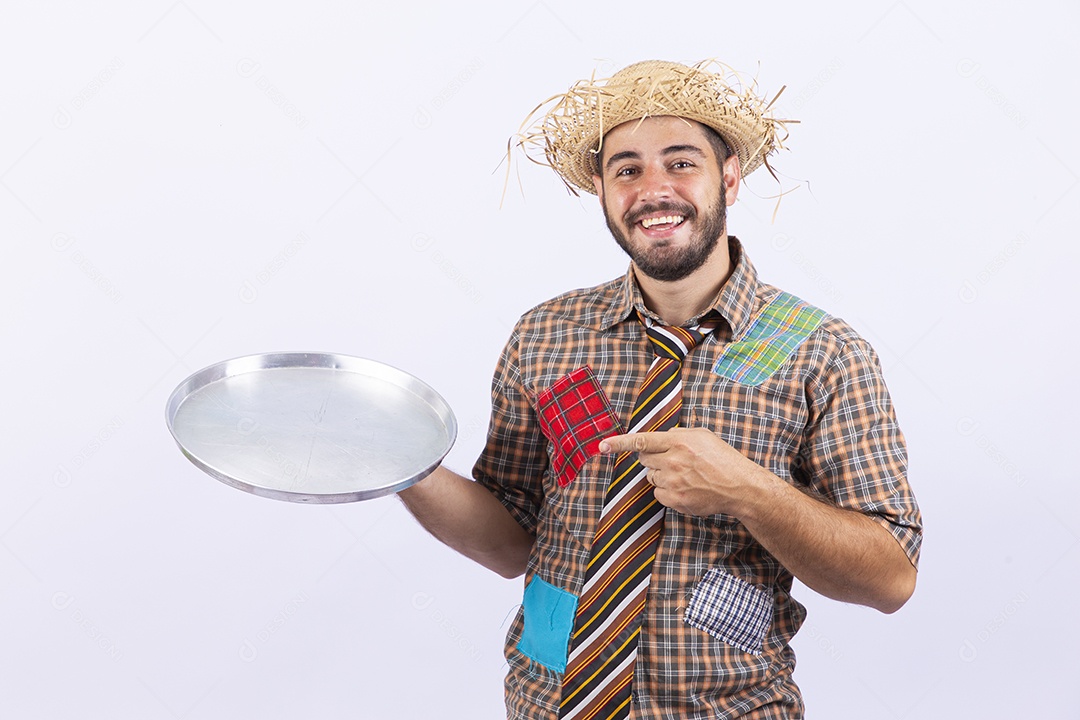 Homem jovem com fantasia para comemorar festa junina