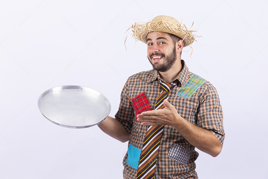 Homem jovem com fantasia para comemorar festa junina