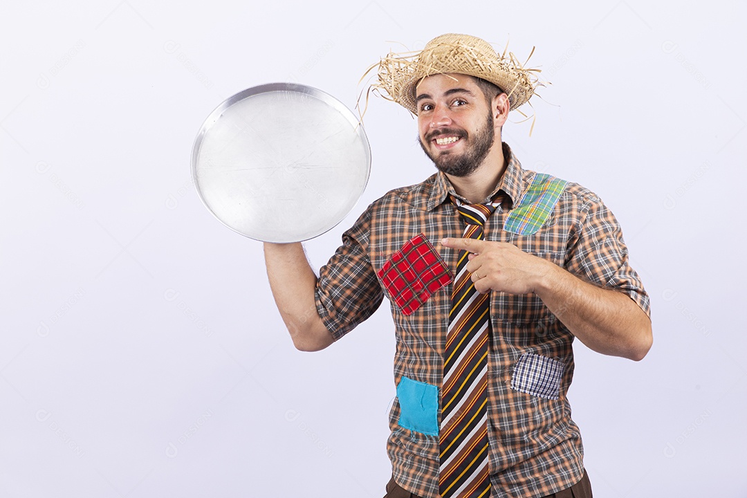 Homem jovem com fantasia para comemorar festa junina