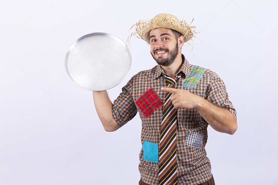 Homem jovem com fantasia para comemorar festa junina