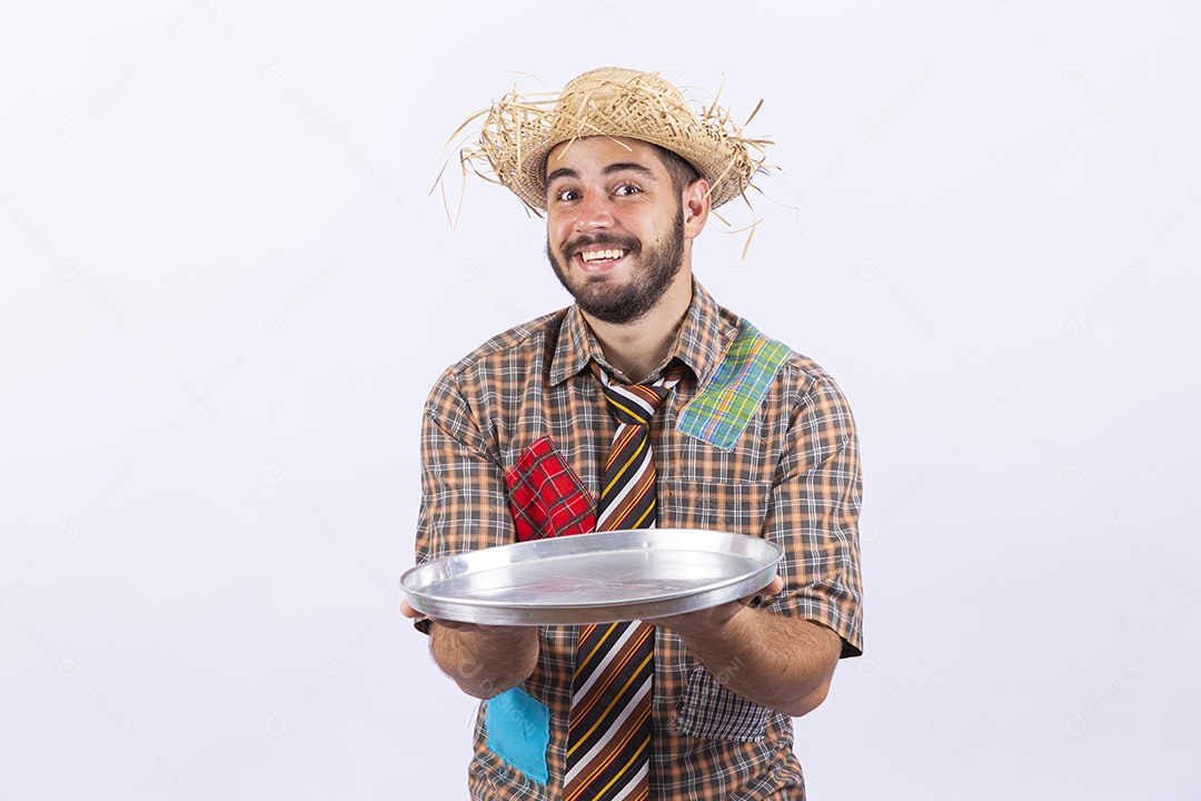 Homem jovem com fantasia para comemorar festa junina