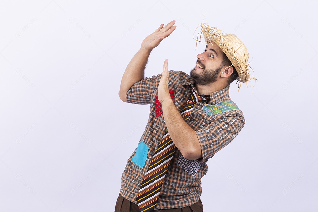 Homem jovem com fantasia para comemorar festa junina