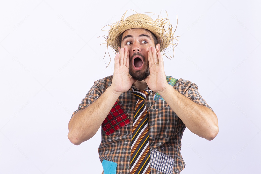 Homem jovem com fantasia para comemorar festa junina