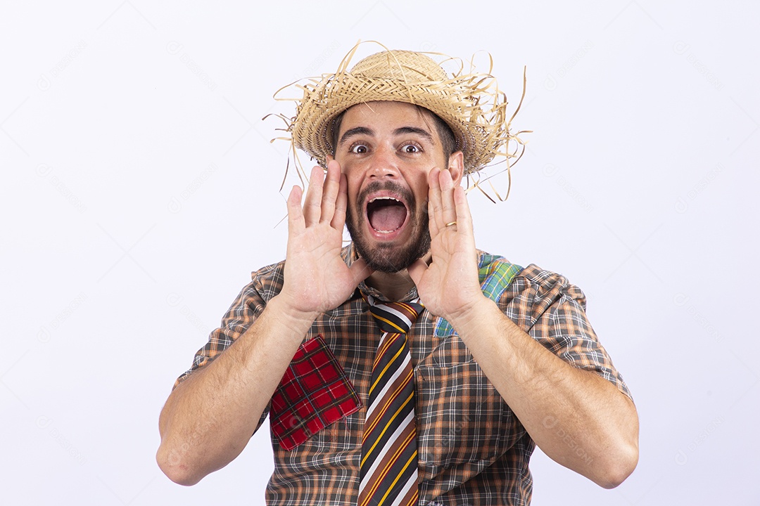 Homem jovem com fantasia para comemorar festa junina