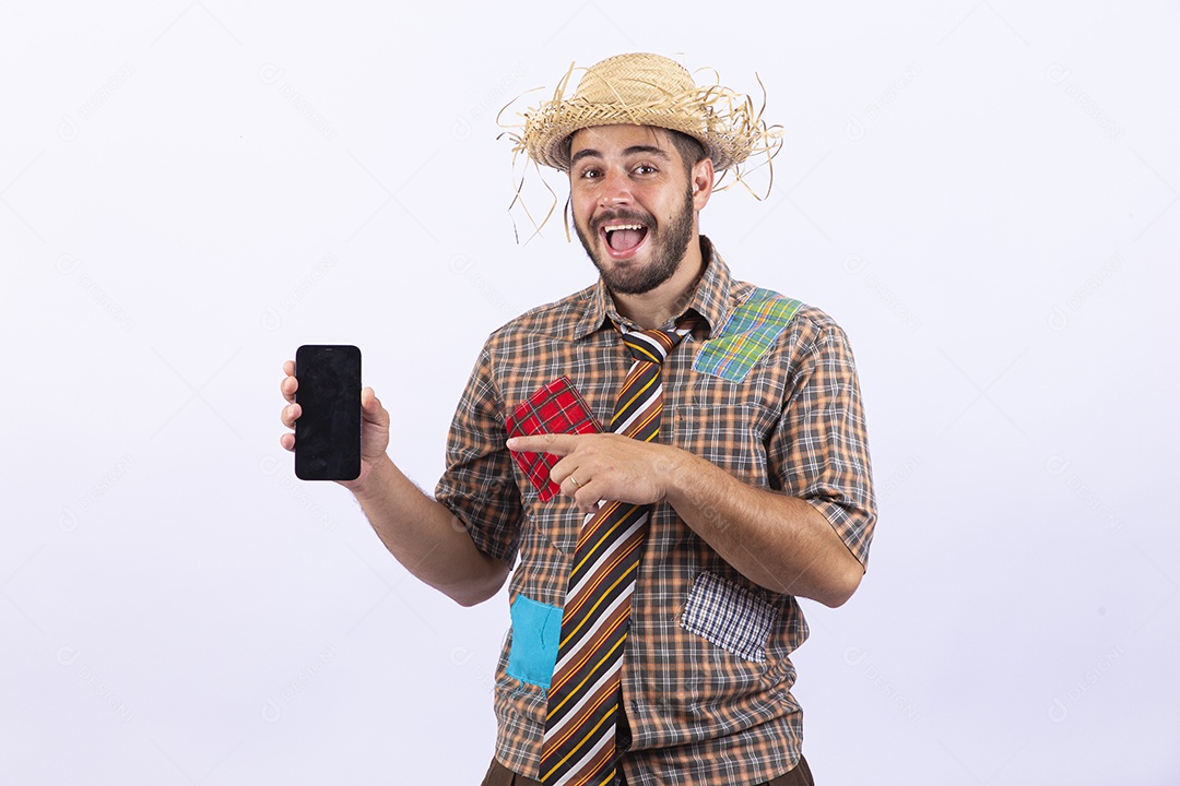 Homem jovem com fantasia para comemorar festa junina