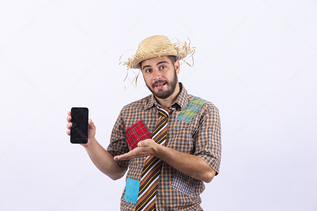 Homem jovem com fantasia para comemorar festa junina