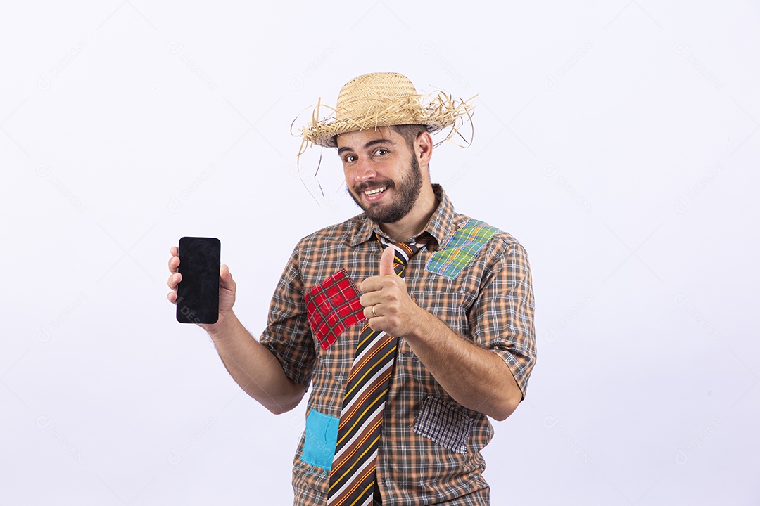 Homem jovem com fantasia para comemorar festa junina