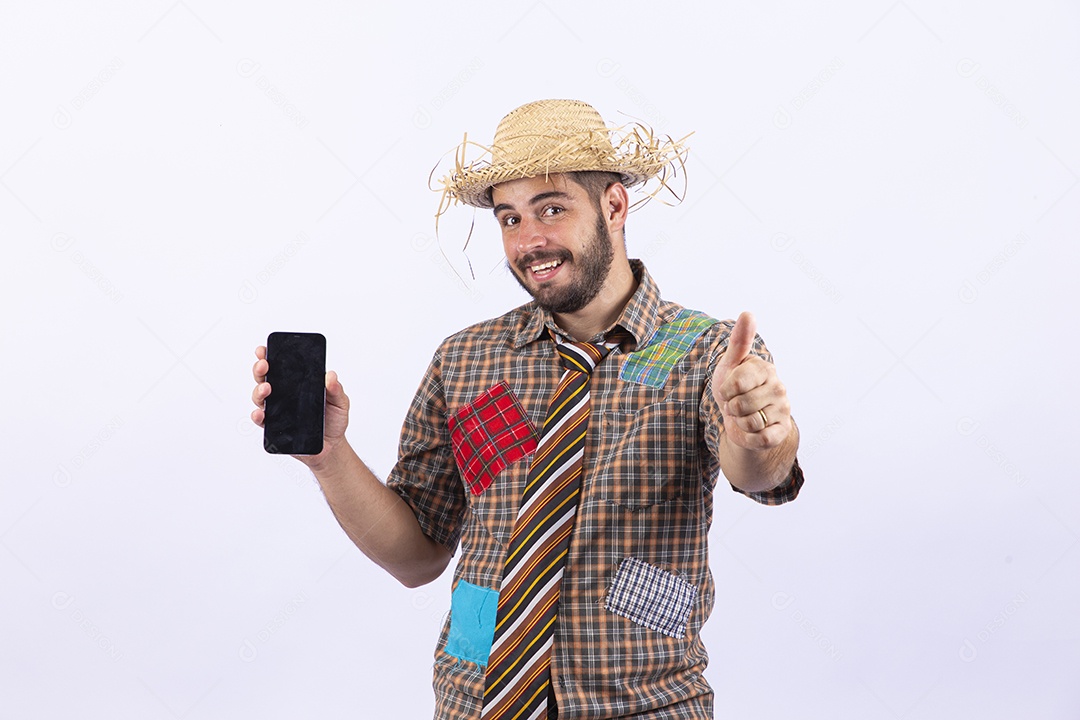 Homem jovem com fantasia para comemorar festa junina