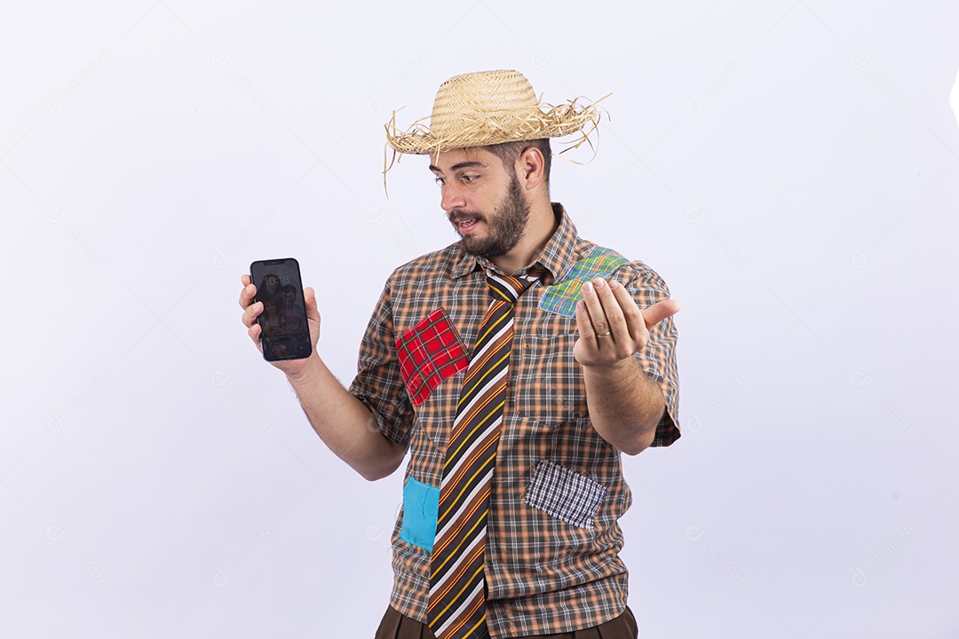 Homem jovem com fantasia para comemorar festa junina