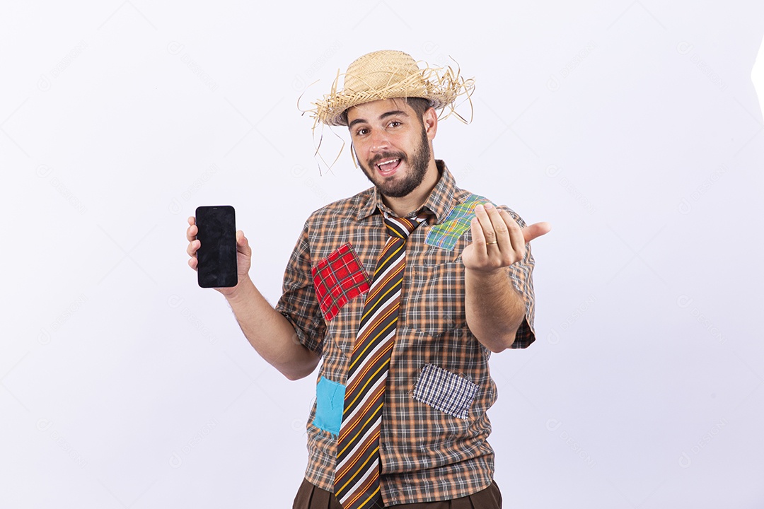 Homem jovem com fantasia para comemorar festa junina