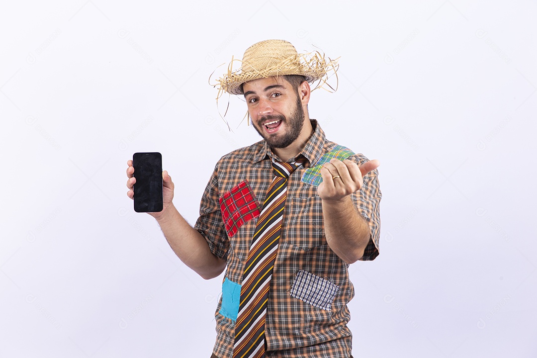 Homem jovem com fantasia para comemorar festa junina