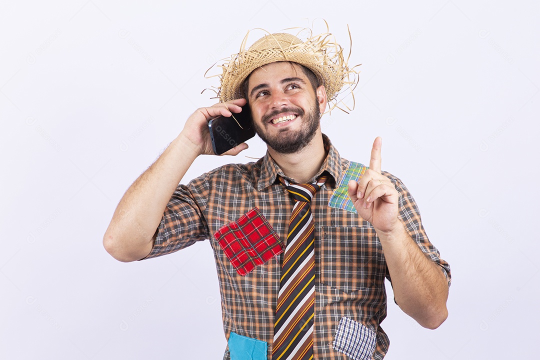 Homem jovem com fantasia para comemorar festa junina