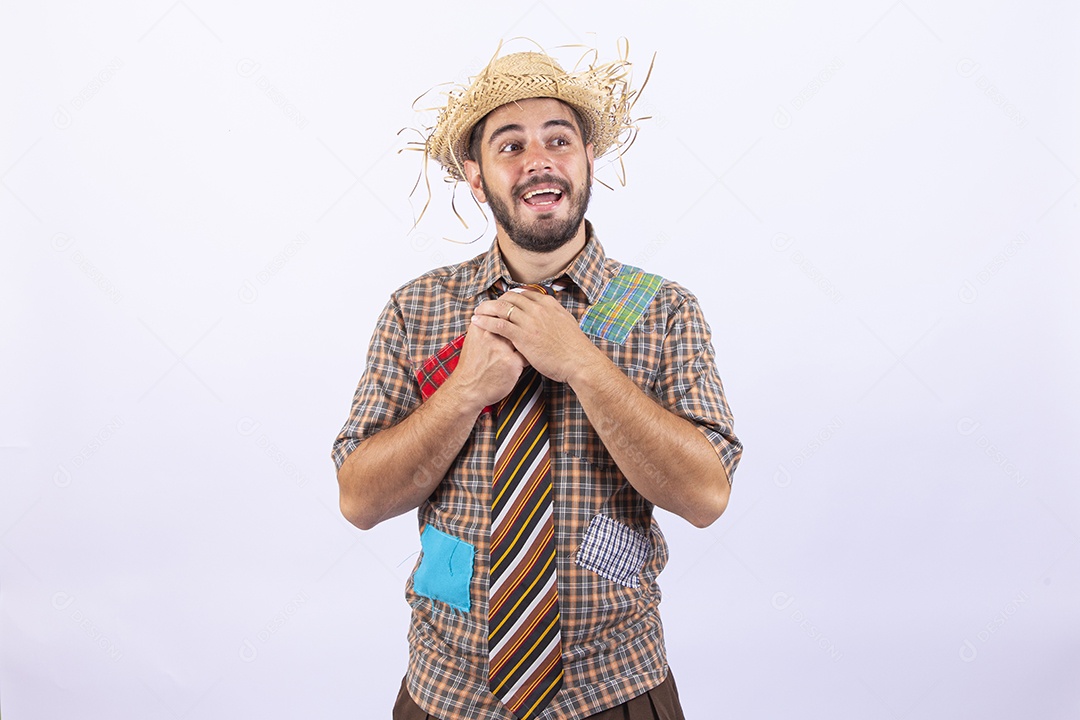 Homem jovem com fantasia para comemorar festa junina