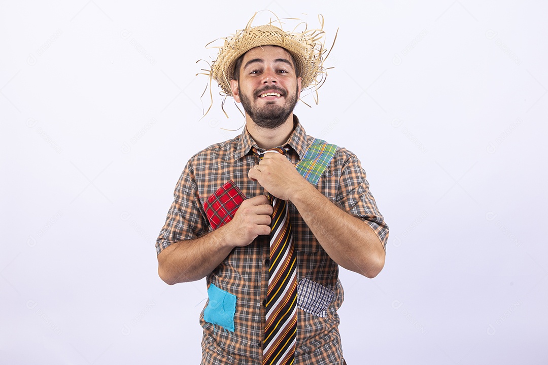 Homem jovem com fantasia para comemorar festa junina