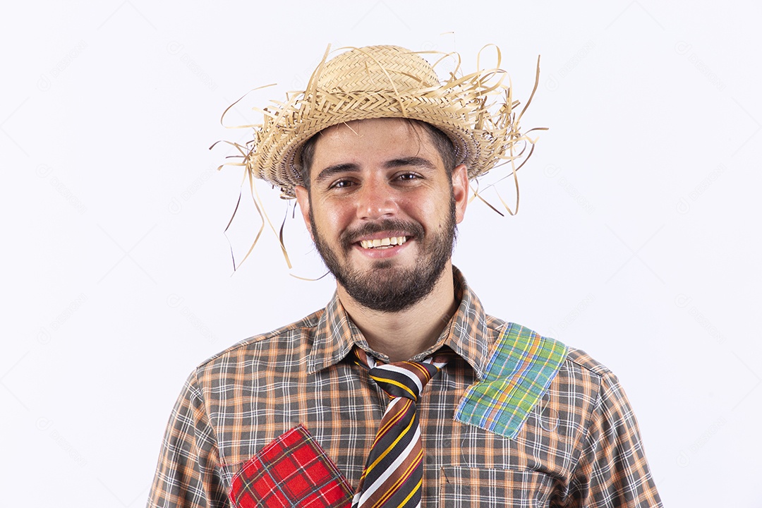 Homem jovem com fantasia para comemorar festa junina