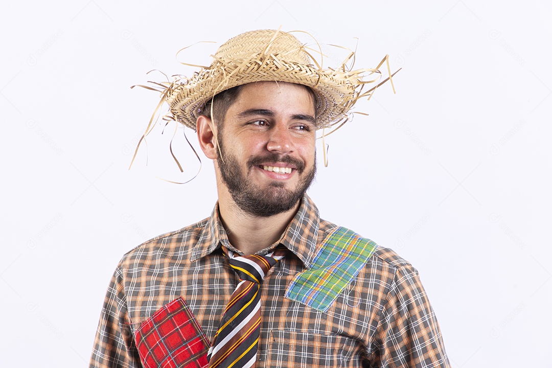 Homem jovem com fantasia para comemorar festa junina