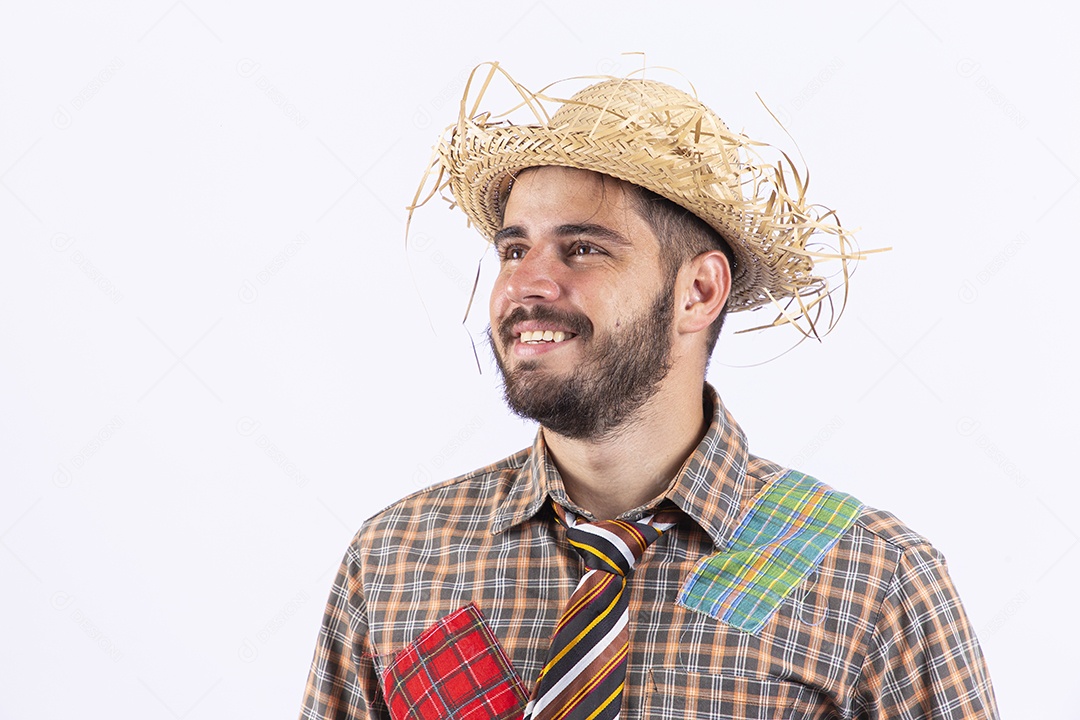 Homem jovem com fantasia para comemorar festa junina