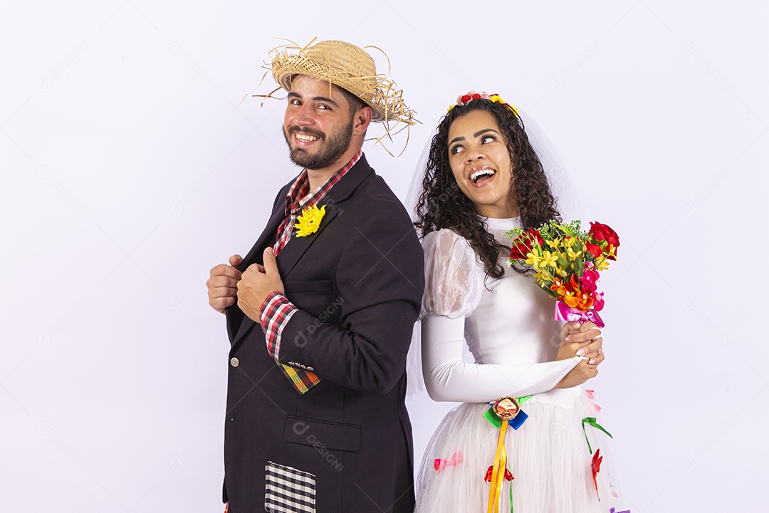 Casal fantasiado de noivo e noiva para comemoração de festa junina