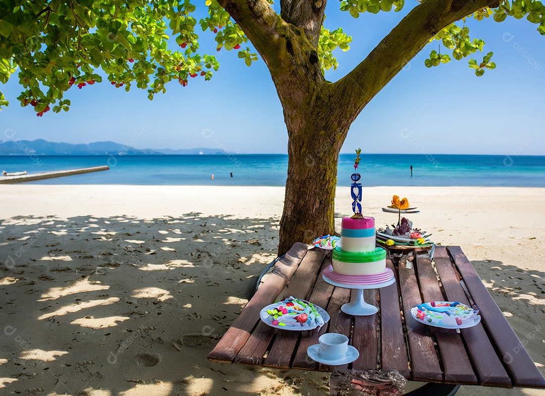 Comemoração de aniversário na praia com delicioso bolo