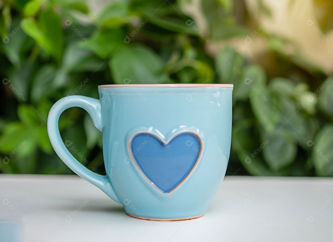 Xícara azul sobre a mesa