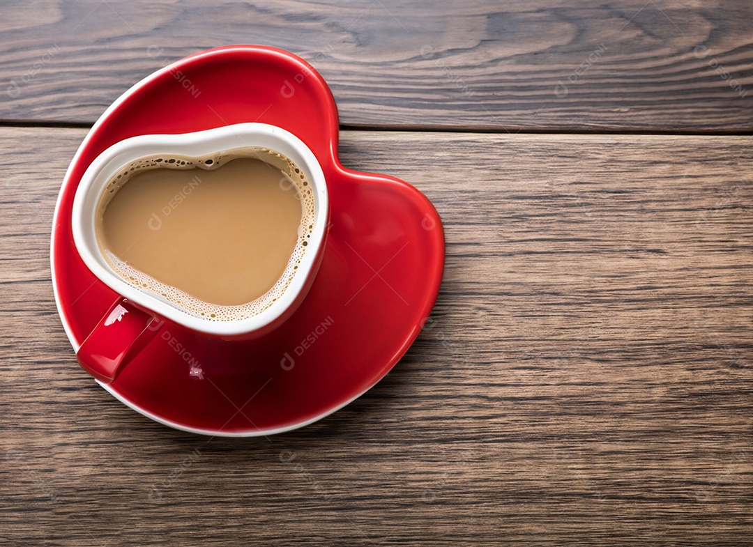 Xícara vermelha com bebida sobre a mesa