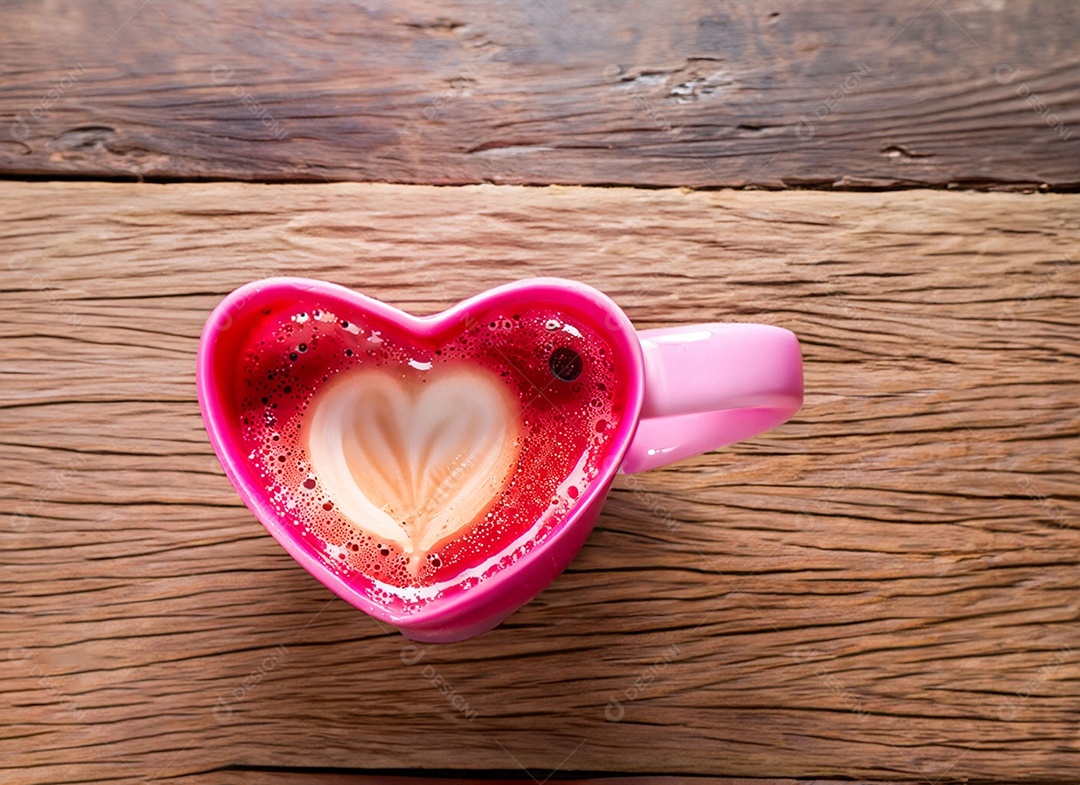 Xícara rosa de coração