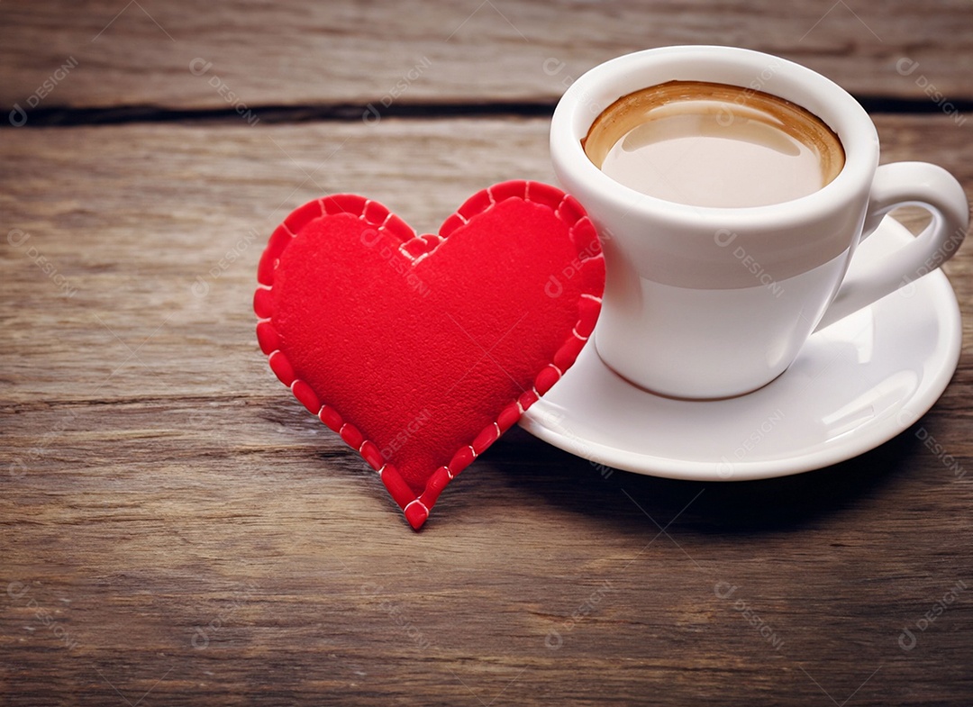 Xícara branca com café e pequeno coração vermelho