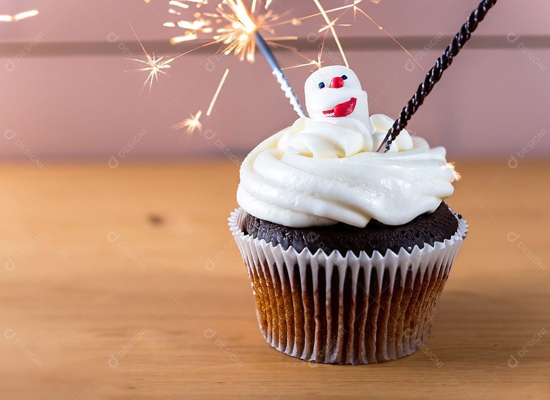 Delicioso cupcake com chantilly e vela de aniversário