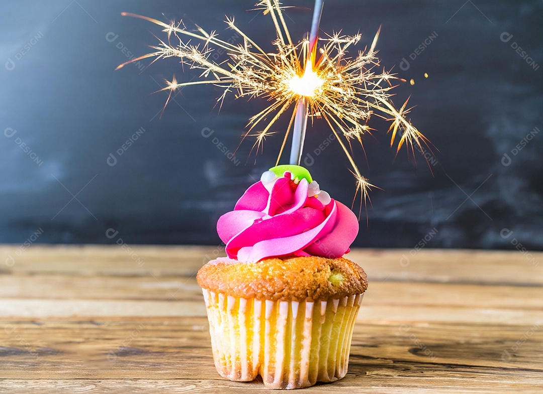 Delicioso cupcake com chantilly e vela de aniversário