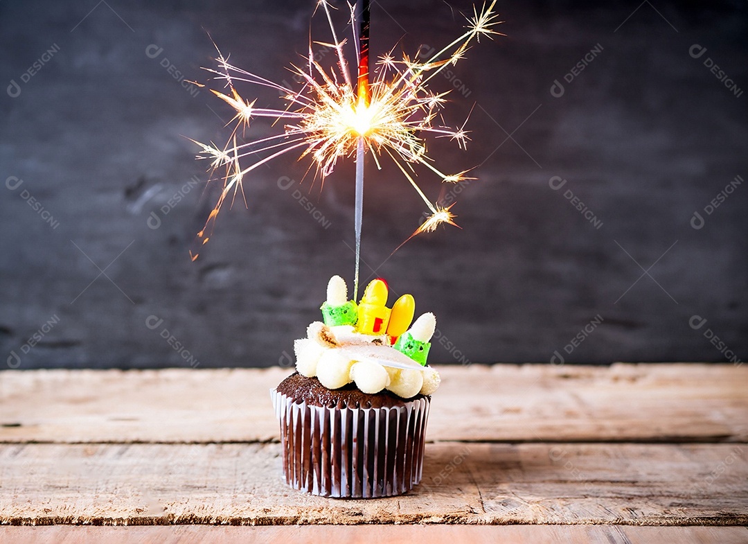Delicioso cupcake com chantilly e vela de aniversário