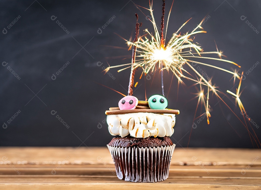 Delicioso cupcake com chantilly e vela de aniversário