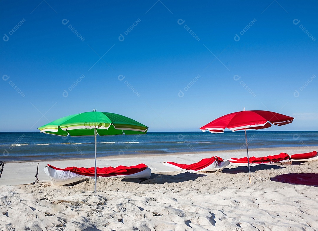 Guarda-sol coloridos na areia da praia