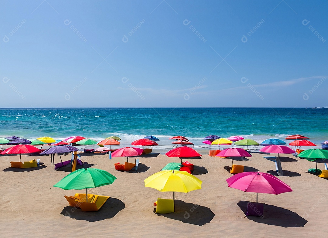 Guarda-sol coloridos na areia da praia