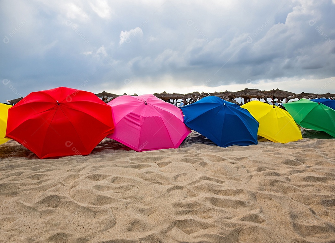 Guarda-sol coloridos na areia da praia