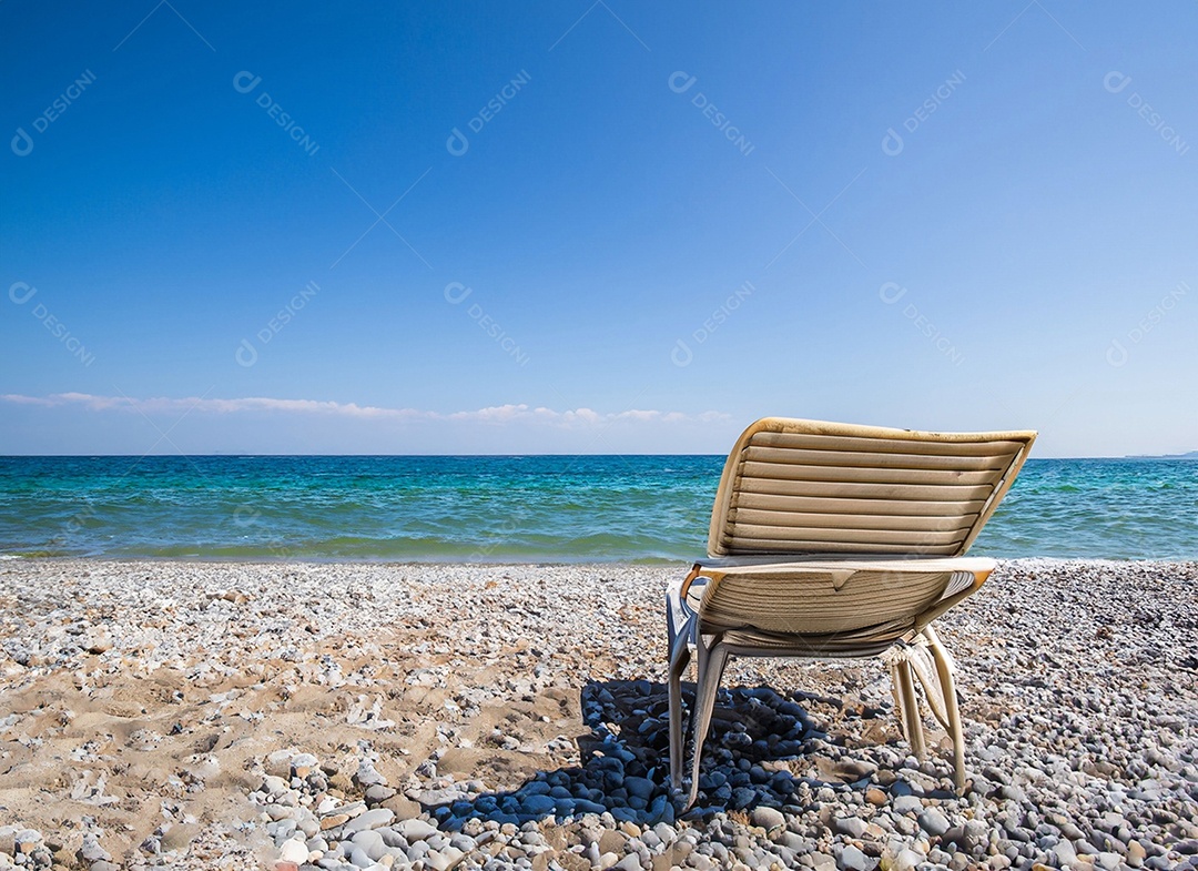 Cadeira de madeira na linda praia