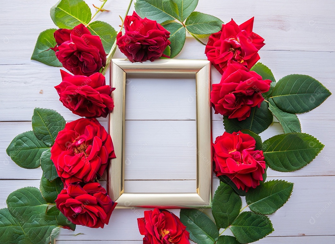 Moldura de madeira dourada com rosas vermelhas