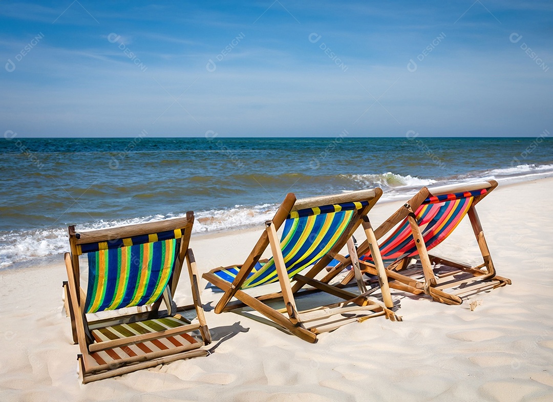 Cadeira de madeira na linda praia