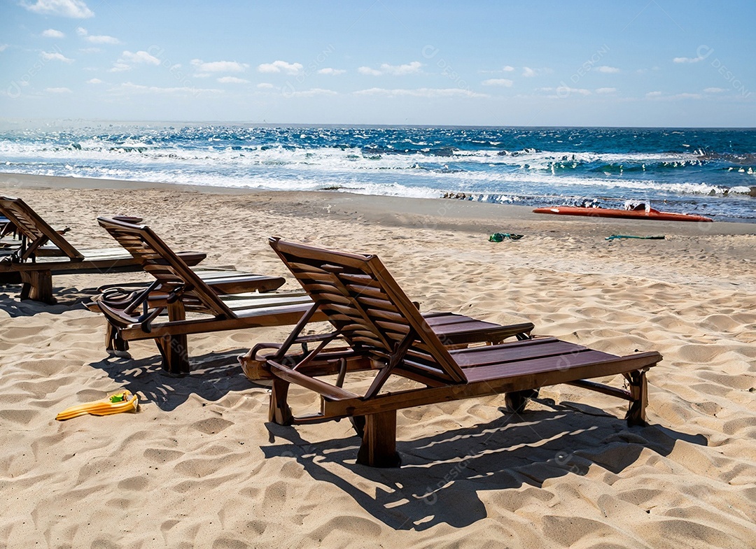 Cadeira de madeira na linda praia