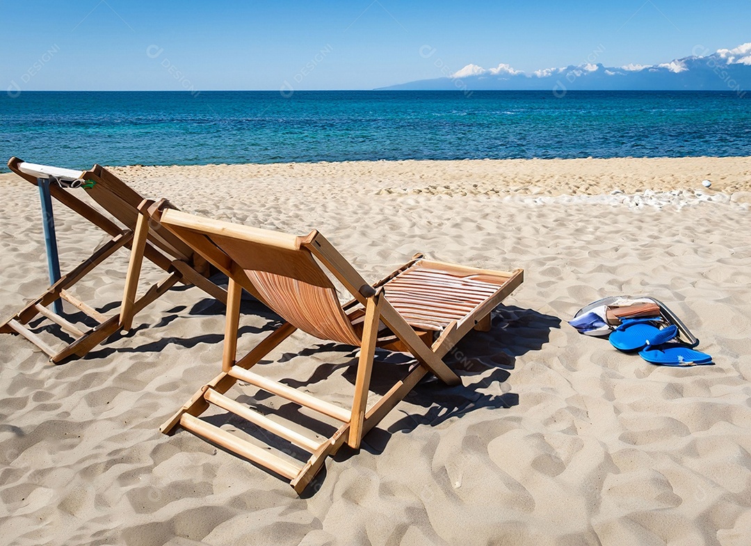 Cadeiras de madeira na linda praia