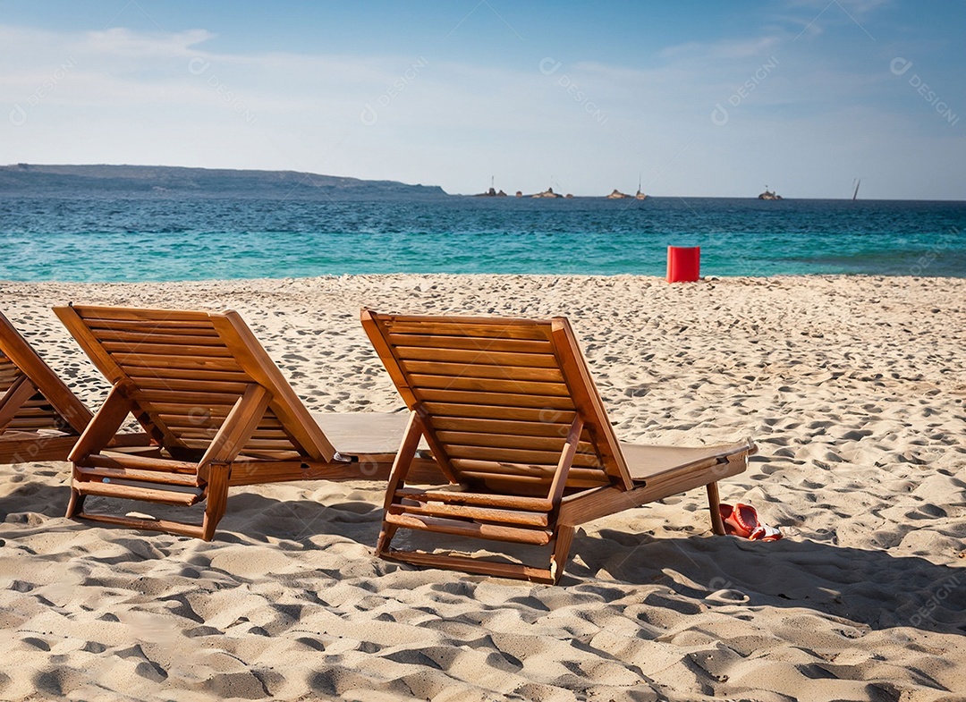 Cadeiras de madeira na linda praia