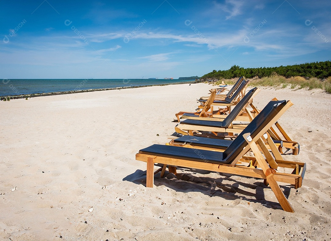 Cadeiras de madeira na linda praia