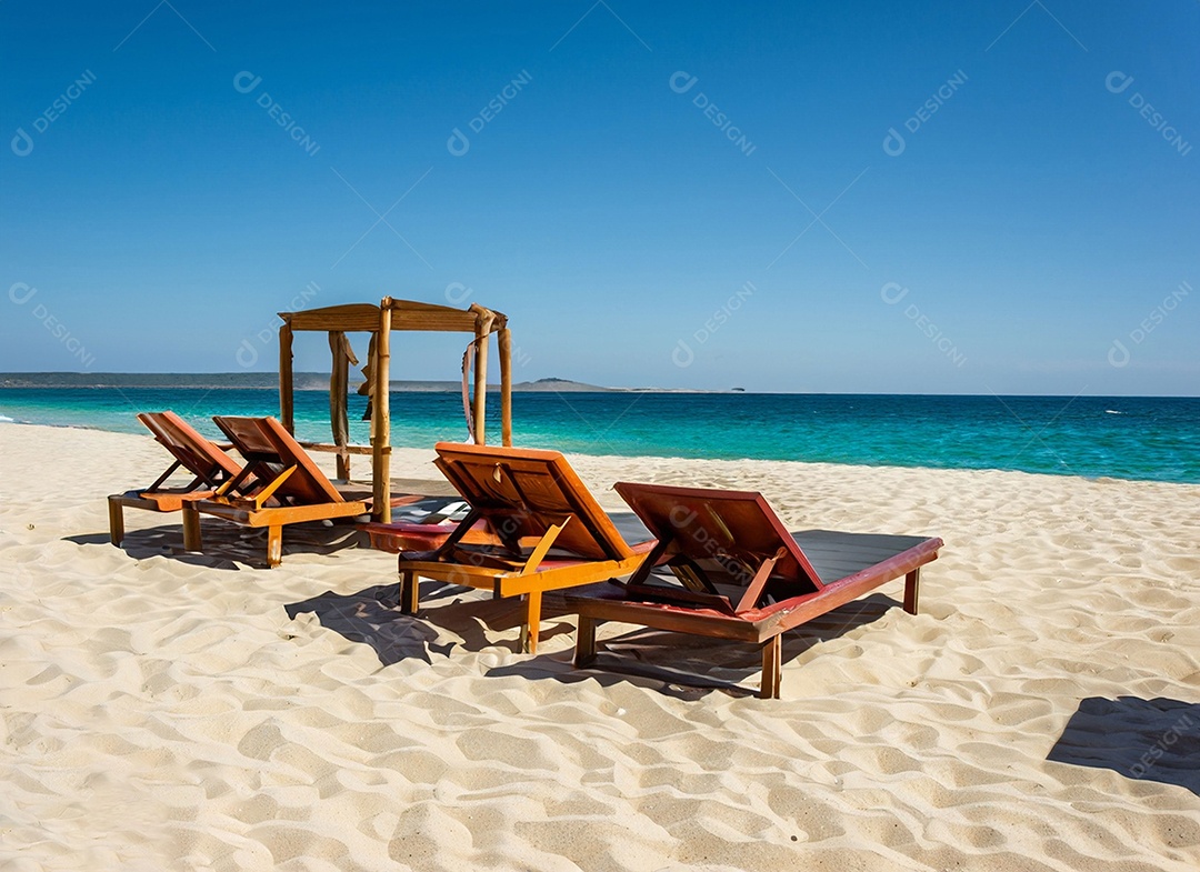Cadeiras de madeira na linda praia