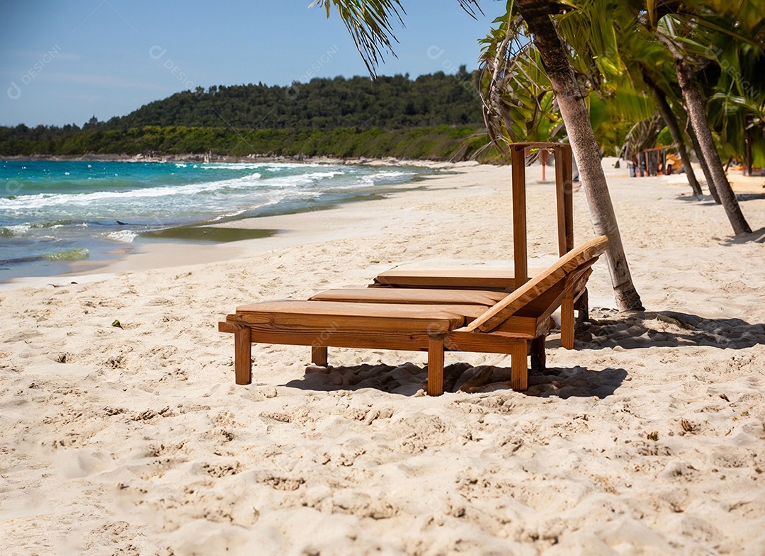 Cadeiras de madeira na linda praia