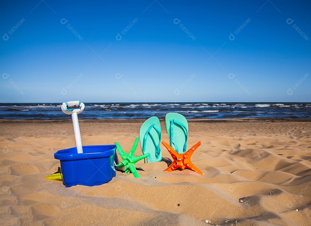 Brinquedos de crianças na areia da praia