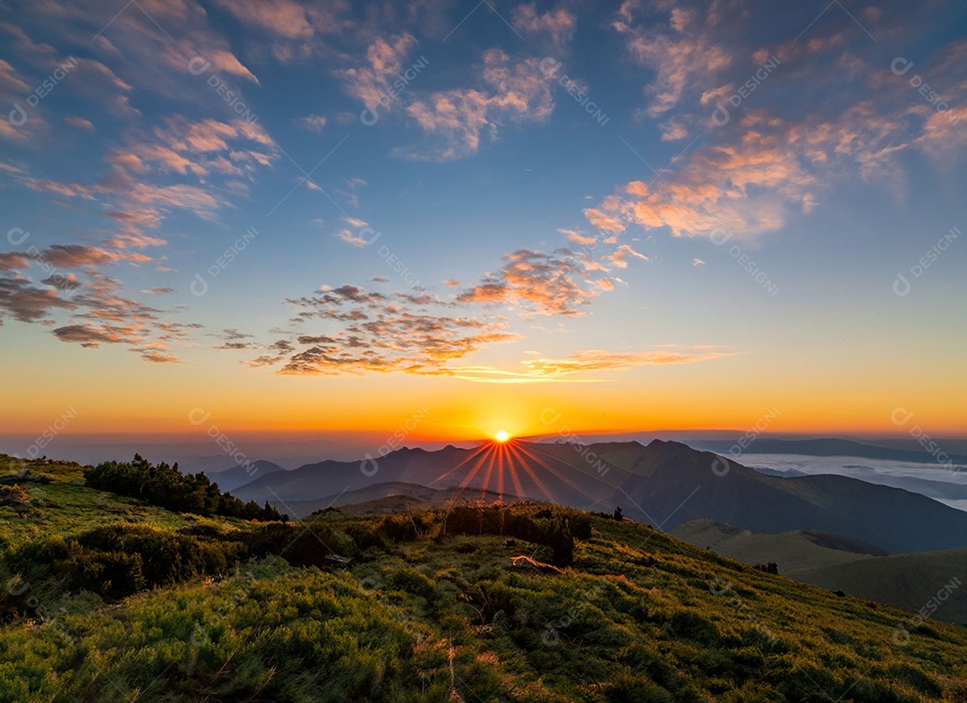 Lindo pôr do sol na montanha