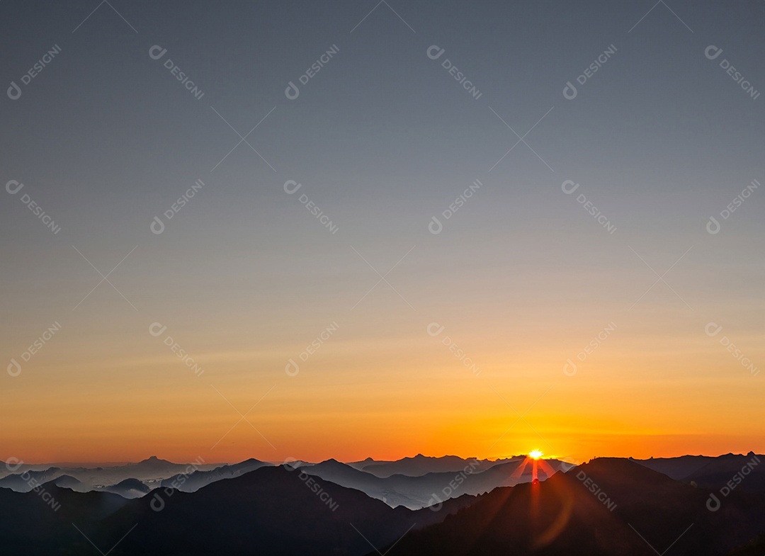 Lindo pôr do sol na montanha