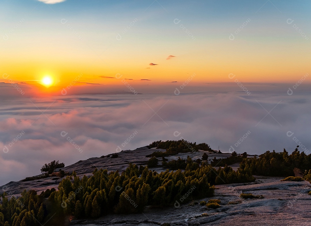 Lindo pôr do sol na montanha