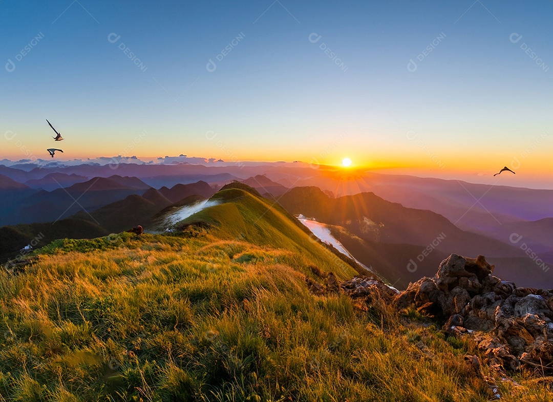 Lindo pôr do sol na montanha