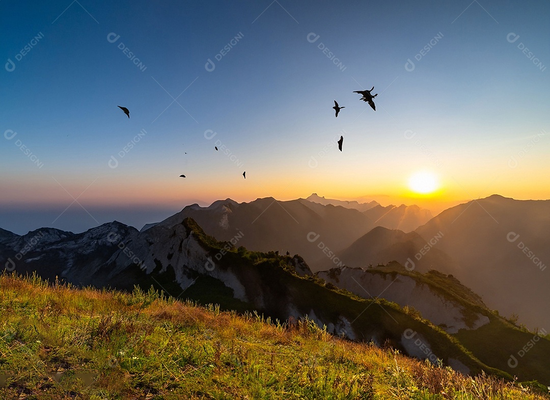 Lindo pôr do sol na montanha